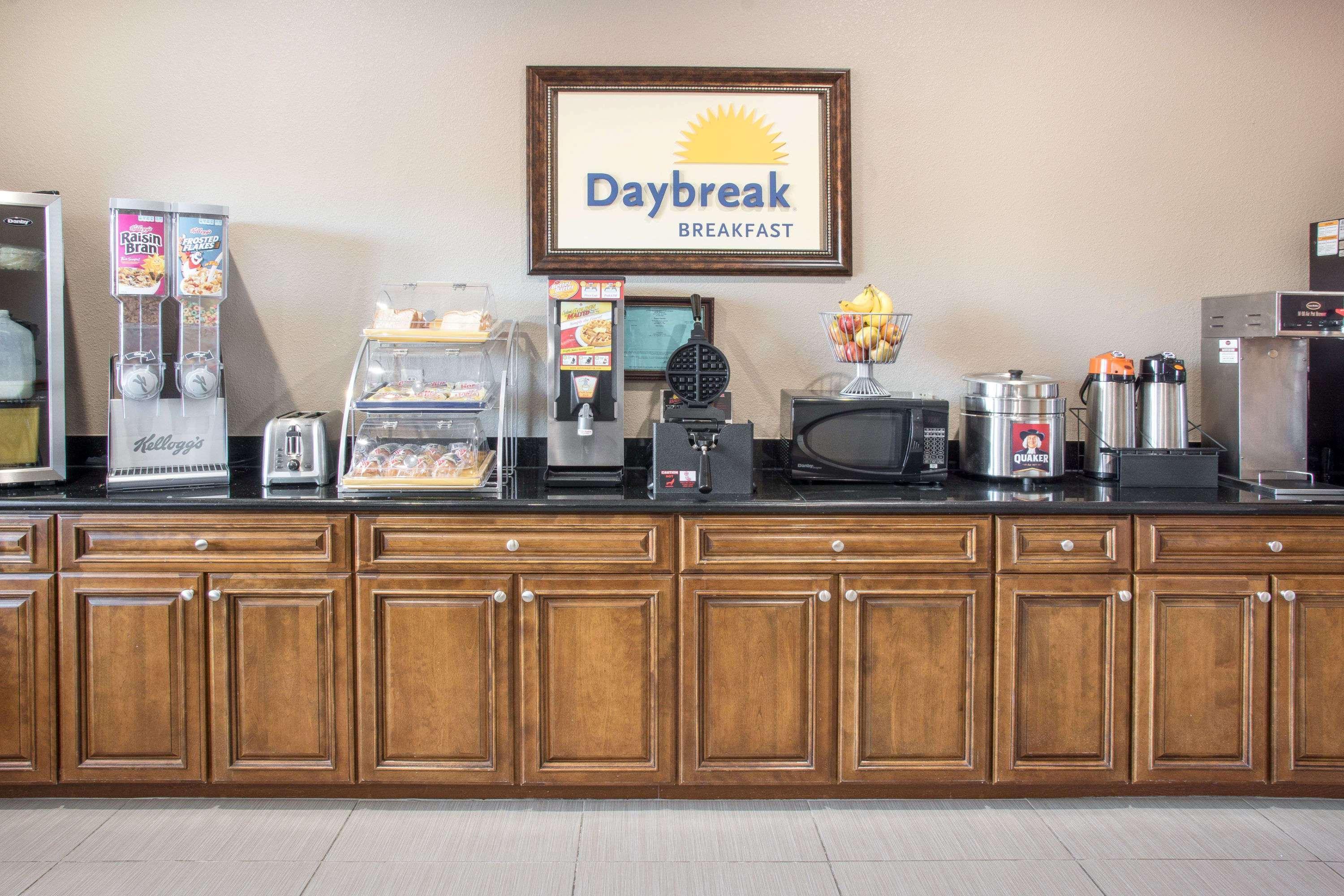 Days Inn By Wyndham Baytown East Exterior photo