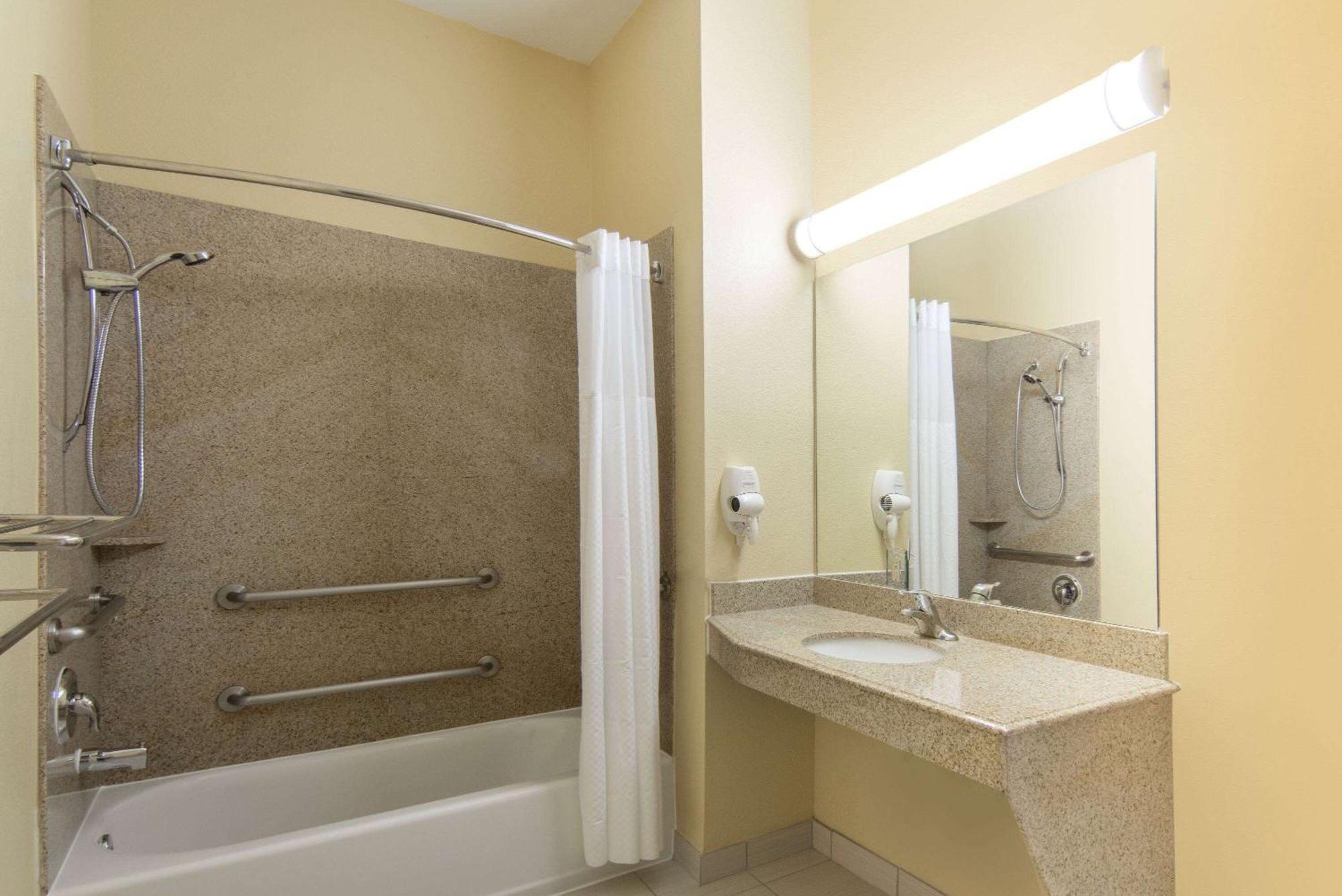 Days Inn By Wyndham Baytown East Exterior photo