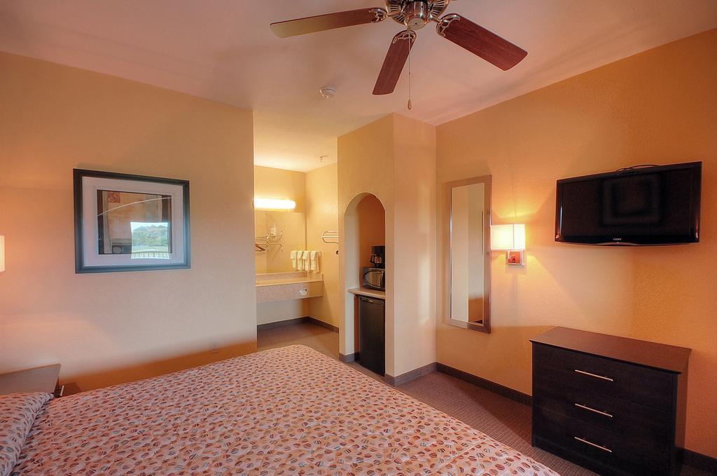 Days Inn By Wyndham Baytown East Exterior photo